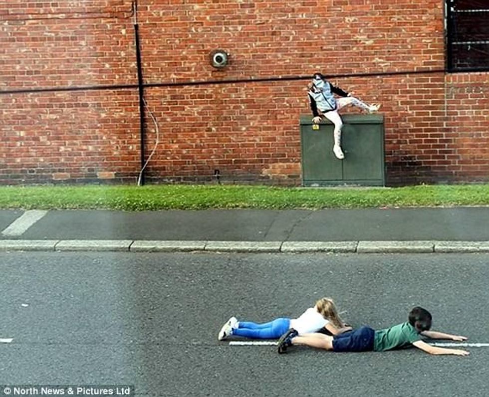 Fëmijët po luajnë një lojë të rrezikshme duke u shtrire ne rruge apo hedhur para veturave foto 2