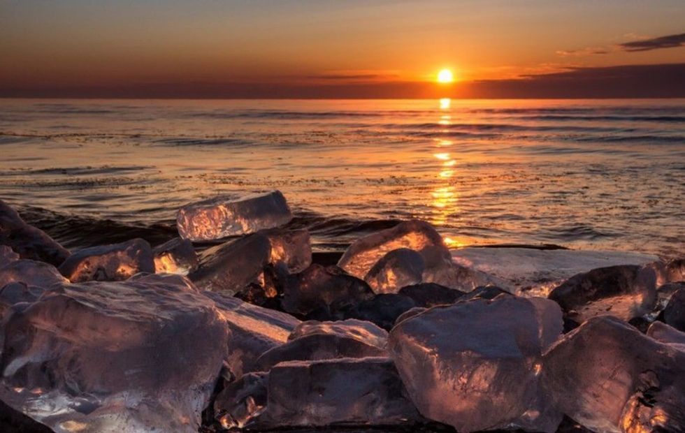 Fenomen natyror që ndodhë çdo dimër plazhi mbushet me akuj te formave te ndryshme foto 2