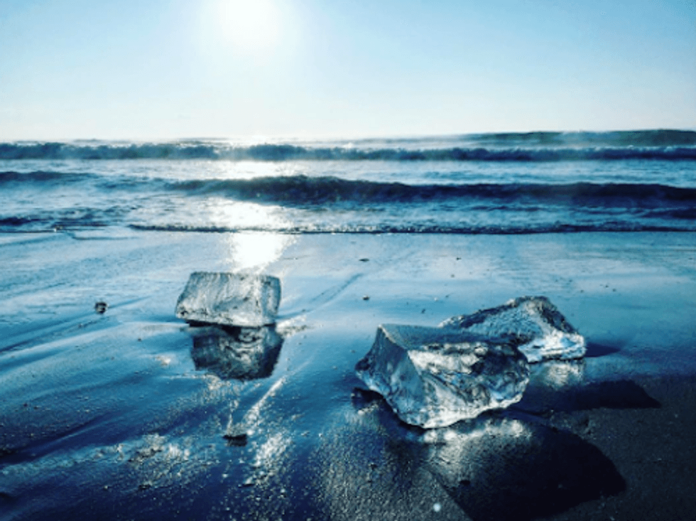 Fenomen natyror që ndodhë çdo dimër plazhi mbushet me akuj te formave te ndryshme foto 3