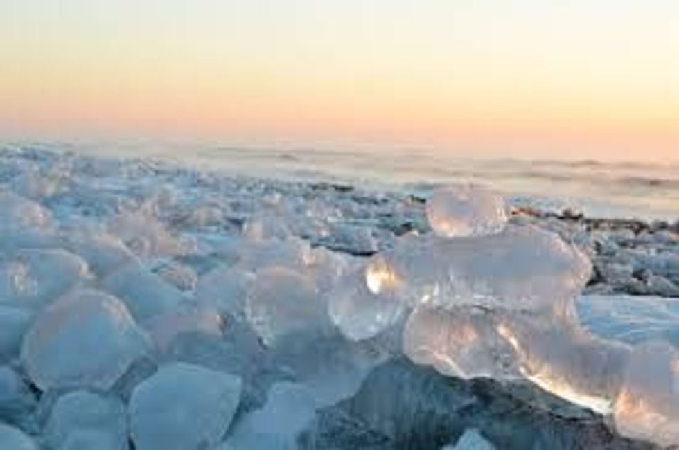 Fenomen natyror që ndodhë çdo dimër plazhi mbushet me akuj te formave te ndryshme foto 4