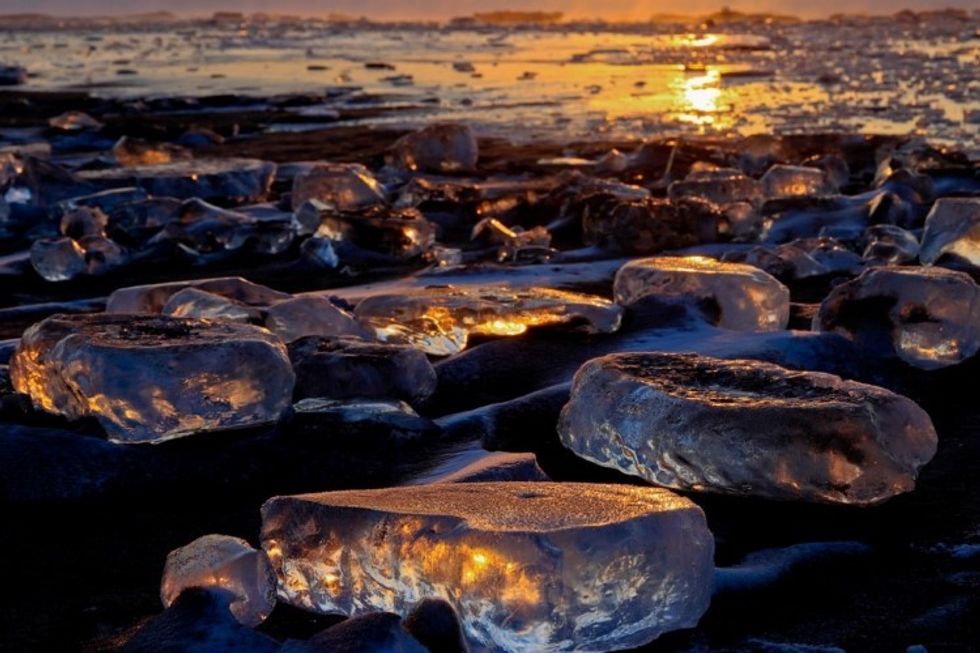 Fenomen natyror që ndodhë çdo dimër plazhi mbushet me akuj te formave te ndryshme foto 5