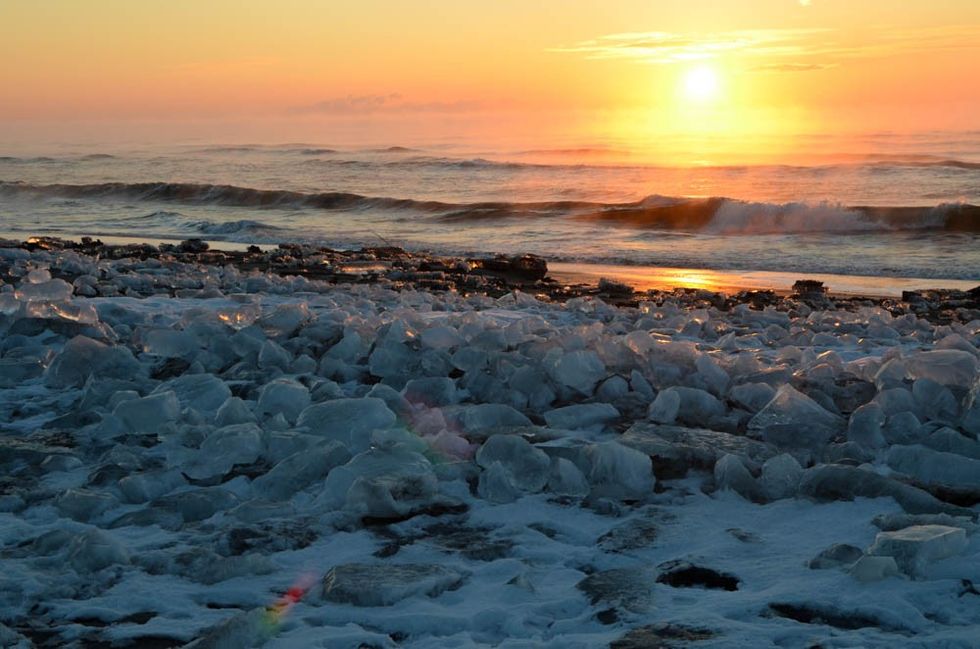 Fenomen natyror që ndodhë çdo dimër plazhi mbushet me akuj te formave te ndryshme foto 6