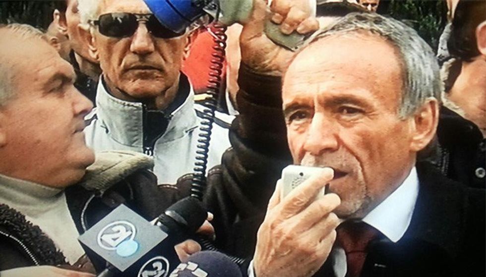 Fermeri qe tregonte gjenitalet, tani mbron kryqin