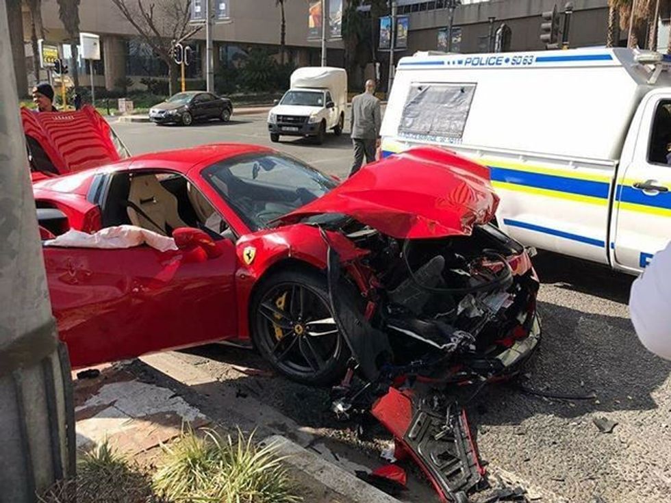 Ferrari 488 dëmtohet rëndë pas përplasjes me Mazda CX3 foto 2