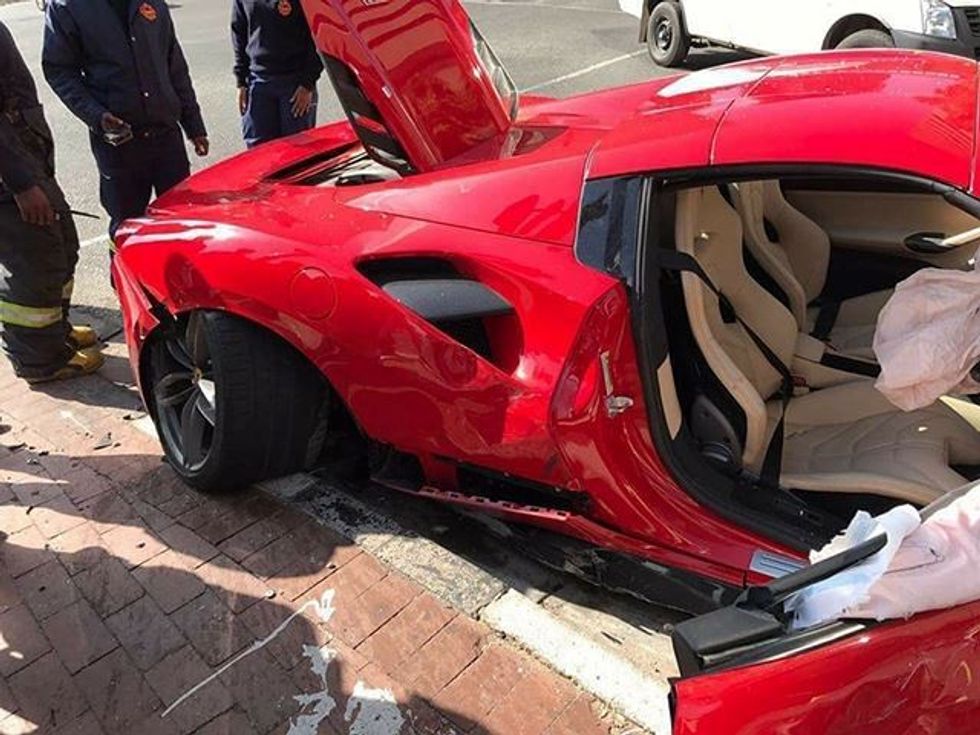 Ferrari 488 dëmtohet rëndë pas përplasjes me Mazda CX3 foto 3