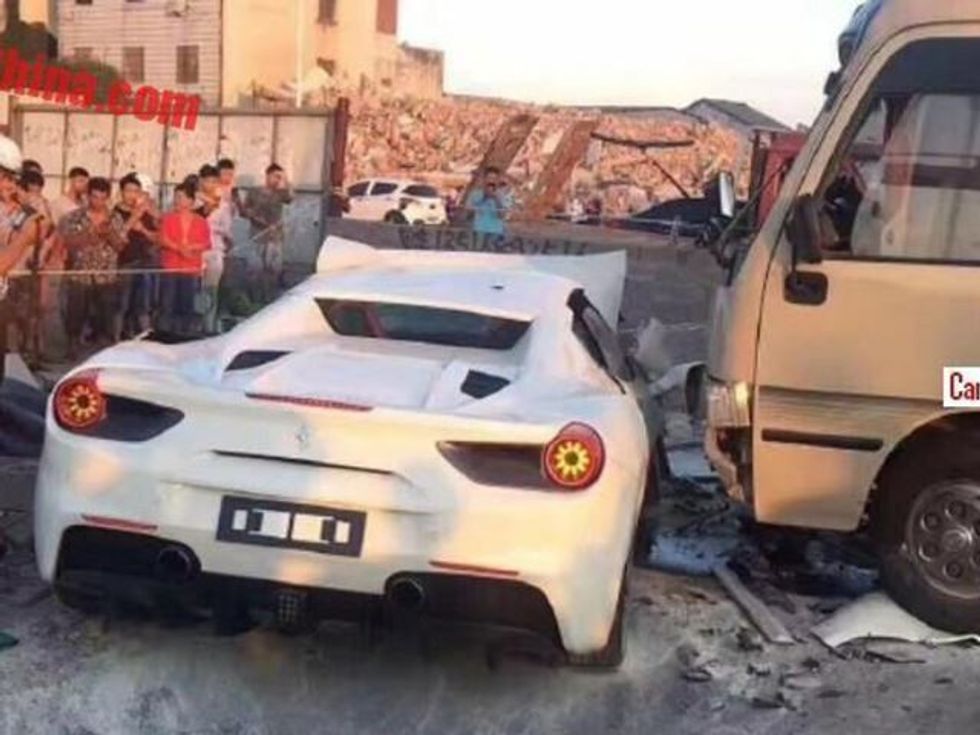 Ferrari 488 Spider dëmtohet tërësisht shoferi shpeton pa asnje lendim foto 2