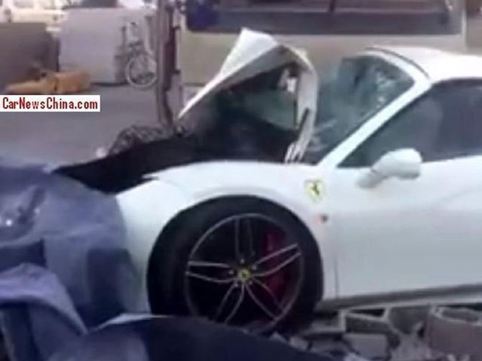 Ferrari 488 Spider dëmtohet tërësisht shoferi shpeton pa asnje lendim foto 3