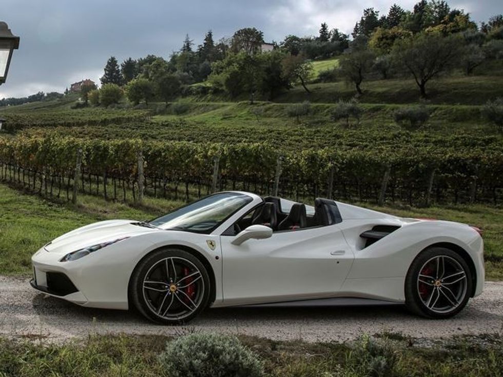Ferrari 488 Spider dëmtohet tërësisht shoferi shpeton pa asnje lendim foto 5