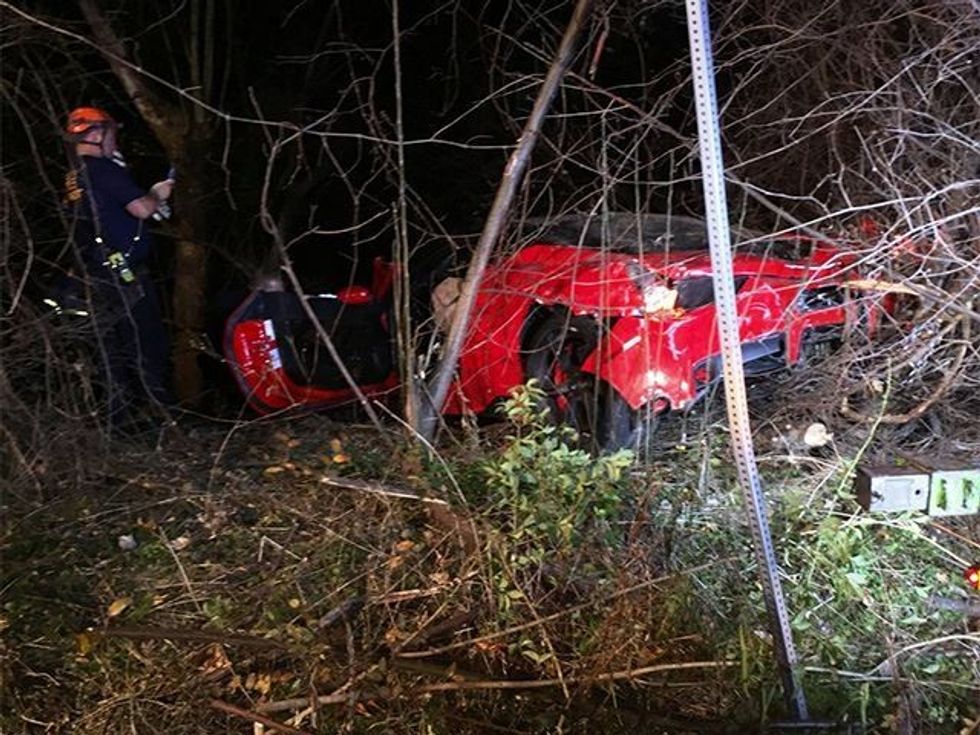 Ferrari dëmtohet në tërësi udhetaret shpetojne me lendime te lehta foto 2