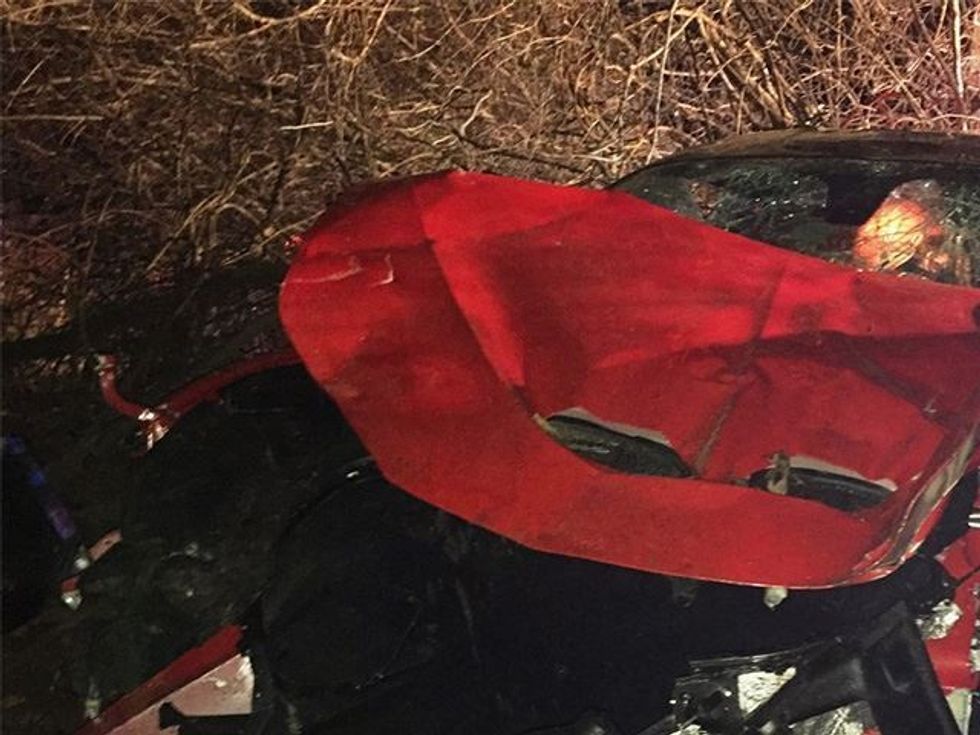 Ferrari dëmtohet në tërësi udhetaret shpetojne me lendime te lehta foto 4