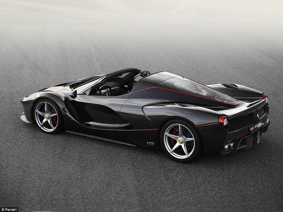 Ferrari lason hibridin e hapur LaFerrari Aperta qe kushton 1 3 milione euro foto 5