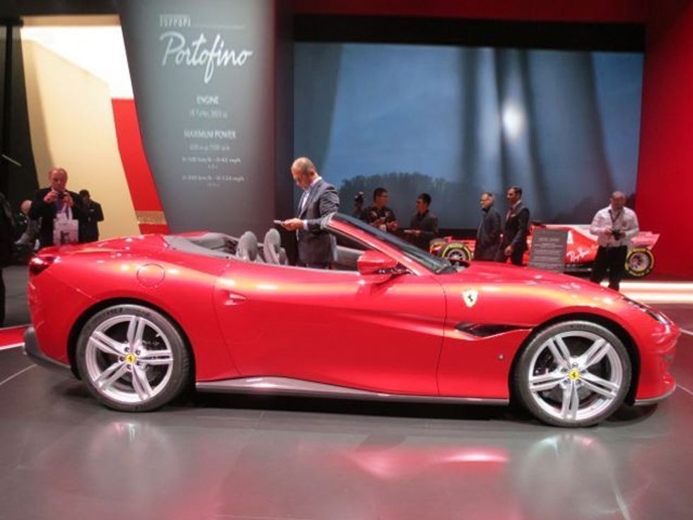 Ferrari Portofino makine luksoze qe arrin shpejtesi te larte foto 4
