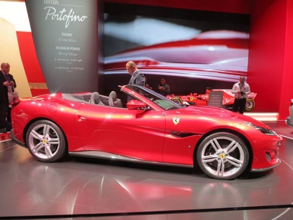 Ferrari Portofino makine luksoze qe arrin shpejtesi te larte foto 5