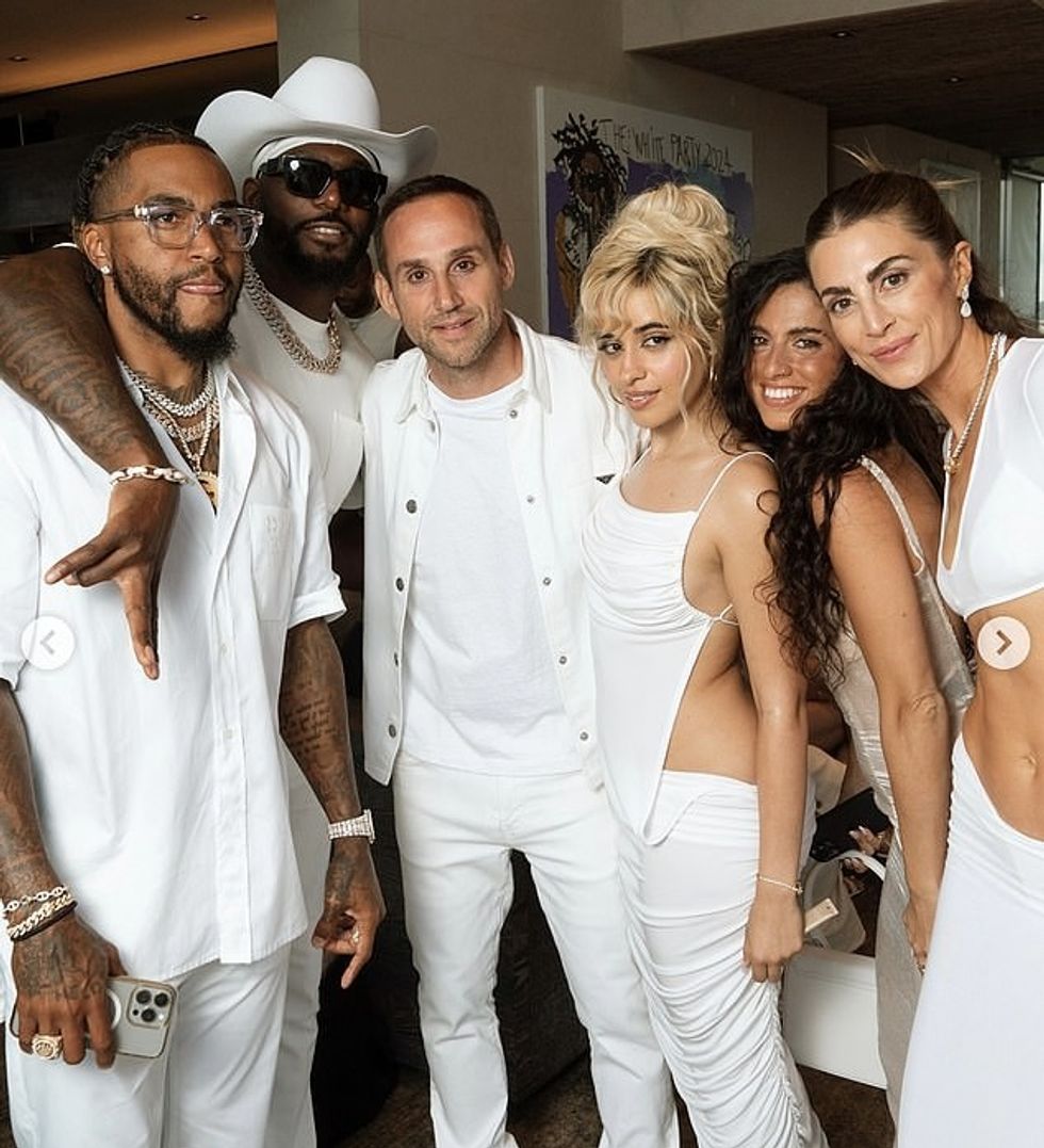 Festa vjetore e themeluesit të Fanatics mbahet në rezidencën e tij prej 50 milionë dollarësh në Hamptons dhe tërheq yje nga Hollywoodi, TV realiteti, muzika, sportet dhe më shumë çdo vit.