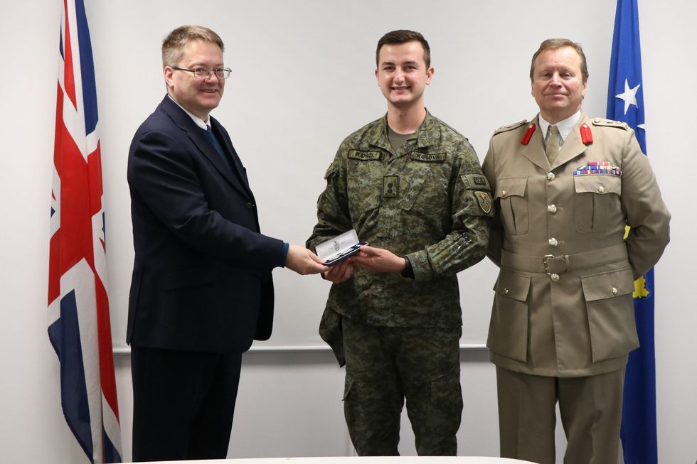 FGkvVpsXIAMOSlf scaled