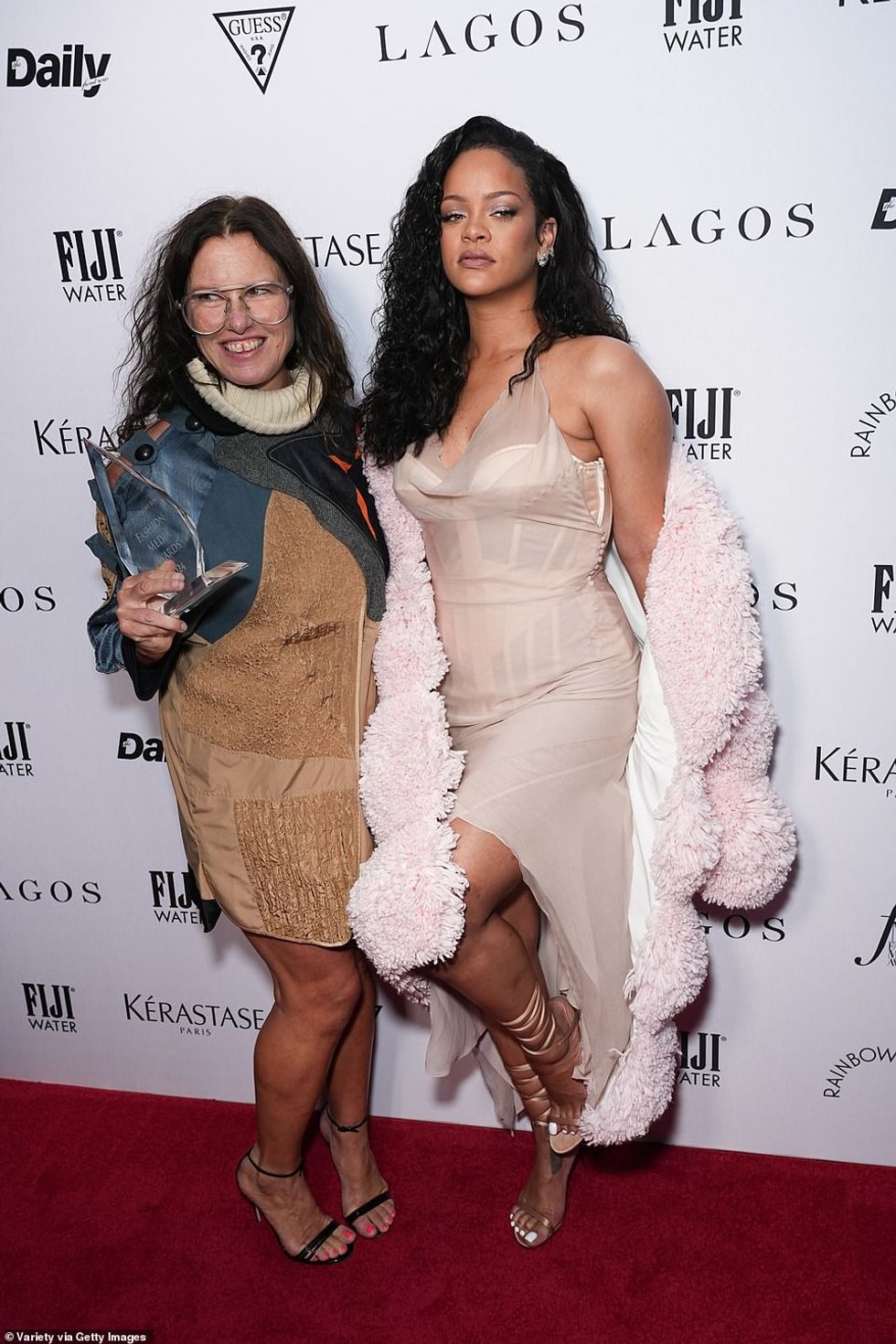 Fijet e saj të korbit i ranë poshtë shpatullave në kaçurrela të ngushta dhe ajo shkëlqeu pamjen e saj me vathë të mëdhenj diamanti