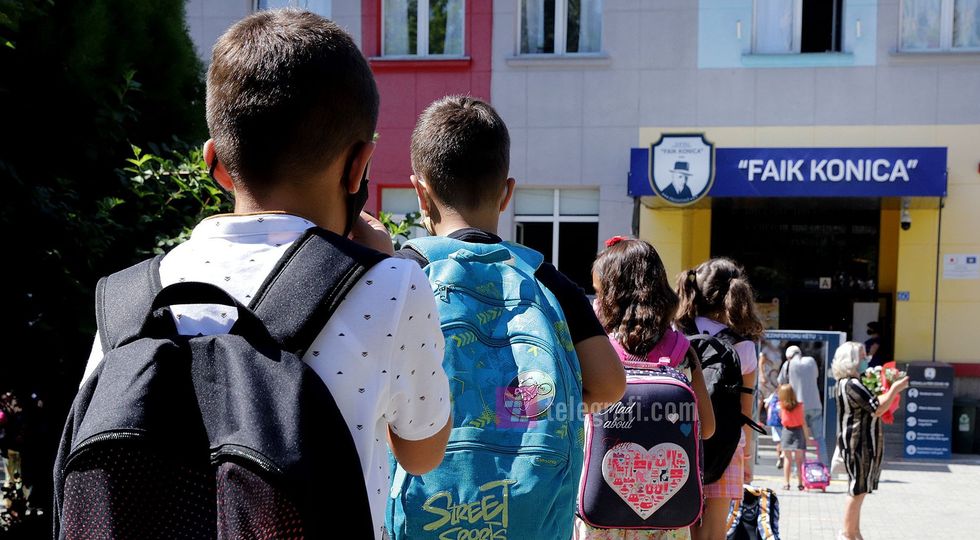 Filimi i vitit te ri shkollor nxenesit ne kohen e pamndemise COVID 19 Distanca Maska matja e Temperatures foto Ridvan Slivova 22 e1629978002454