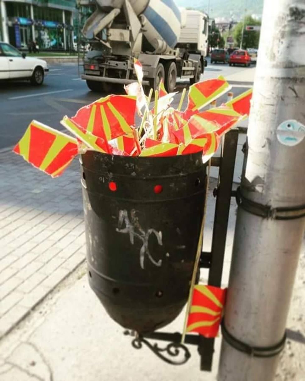 flamuj në kosh mbeturinash