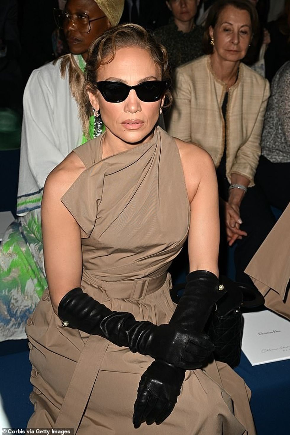 Flokët e saj të gjatë ishin të mbuluar me një stil elegant, me disa fije të lëna me kaçurrela të lirshme