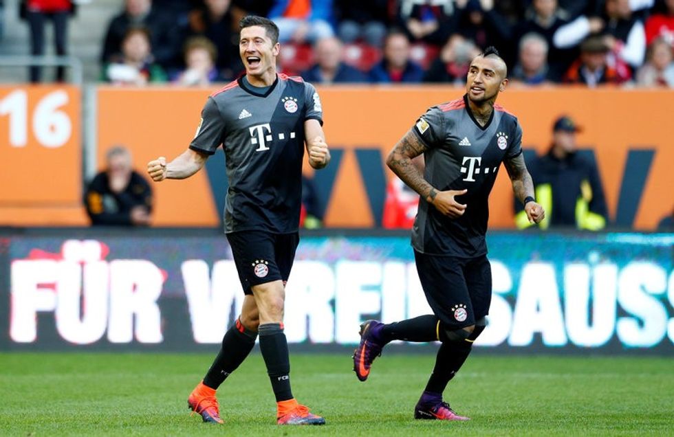 Football Soccer - FC Augsburg v Bayern Munich - German Bundesliga - WWK Arena, Augsburg, Germany - 29/10/16 - Bayern Munich's Robert Lewandowski and Arturo Vidal celebrate a goal. REUTERS/Michaela Rehle