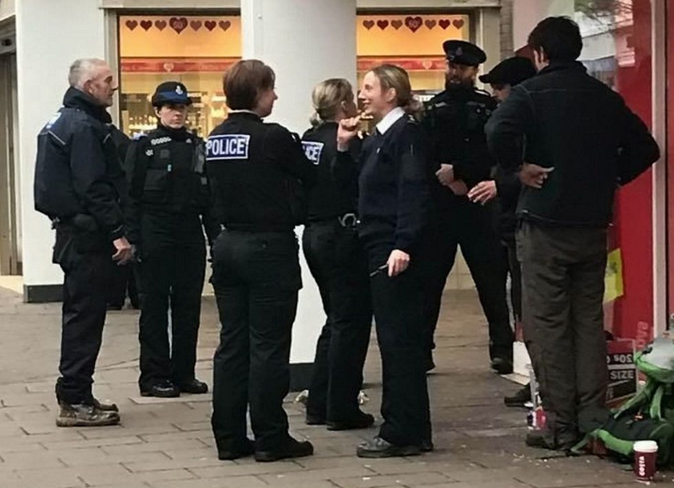 Forca të shtuara policore qe tia marrin te pastrehut rosat per te cilat kujdesej foto 2