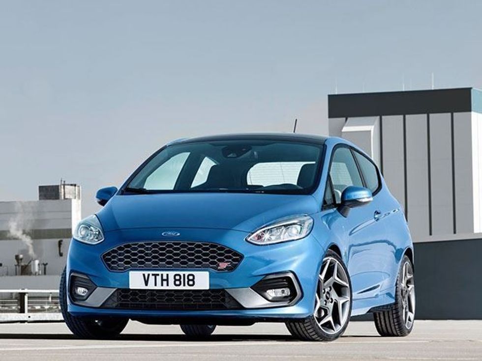 Ford do të punoi makina normale nga materiali me fibra karboni qe perdoret te super veturat foto 2