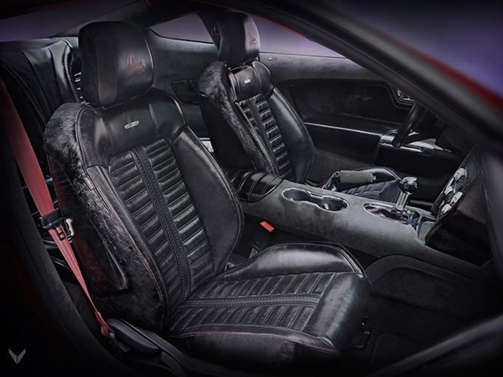 Ford me enterierin e mbuluar nga lëkura e kalit mustang foto 2