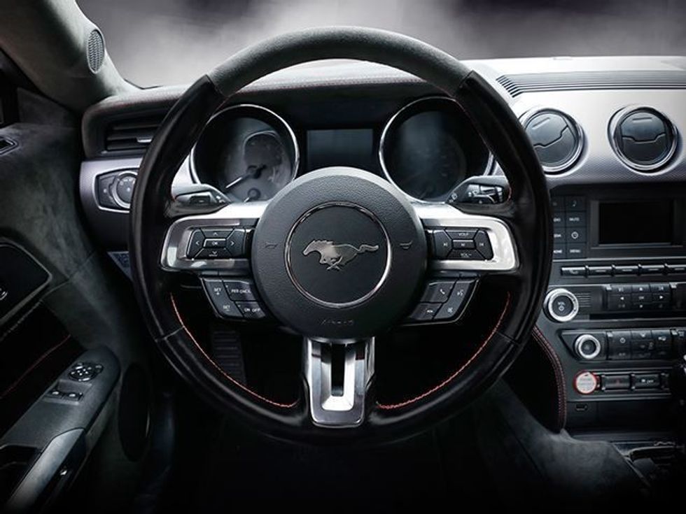 Ford me enterierin e mbuluar nga lëkura e kalit mustang foto 4