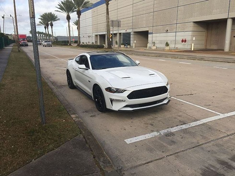 Ford Mustang GT që lansohet vitin e ardhshëm gjendet i parkuar ne nje rruge foto 2