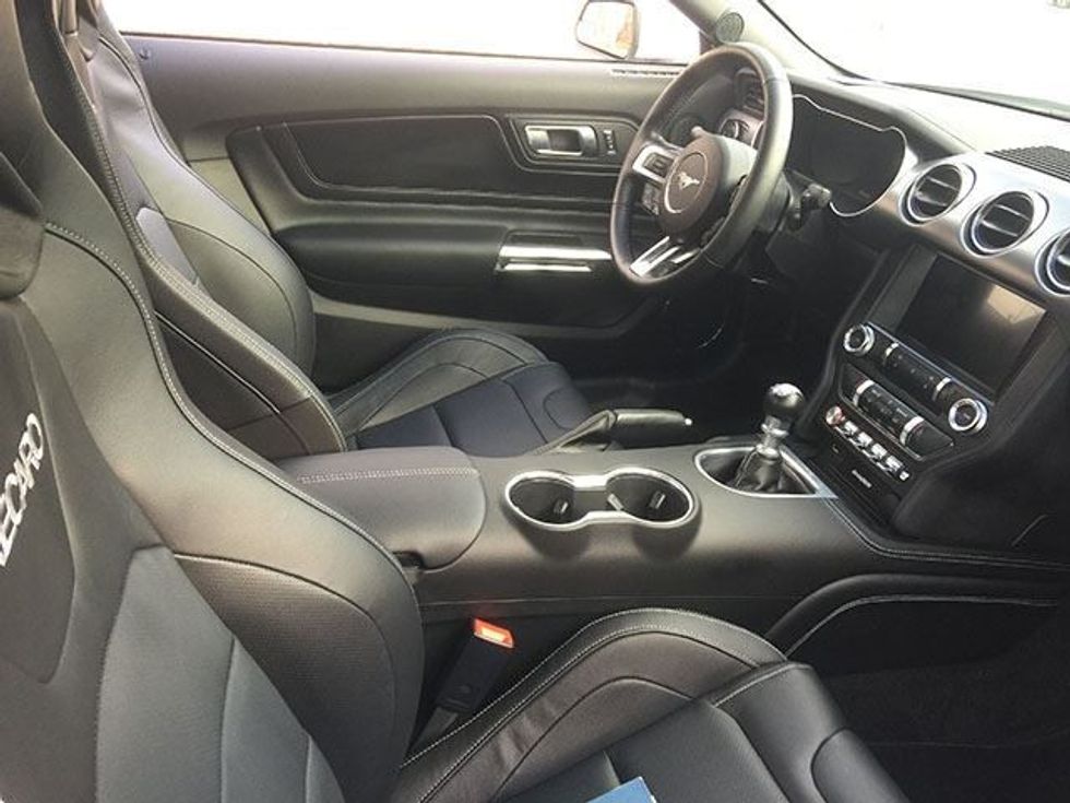 Ford Mustang GT që lansohet vitin e ardhshëm gjendet i parkuar ne nje rruge foto 4