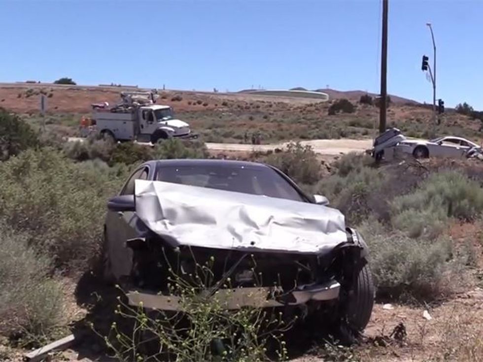 Ford përplaset dhe ndahet në gjysmë shoferi shpeton me lendime te lehta foto 3