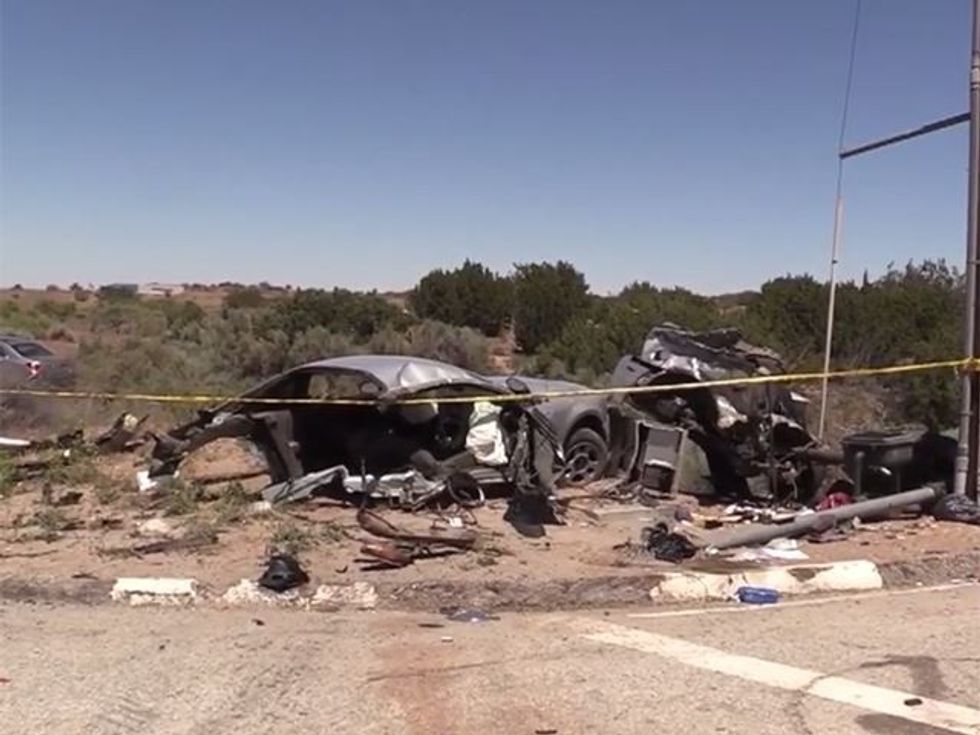 Ford përplaset dhe ndahet në gjysmë shoferi shpeton me lendime te lehta foto 4