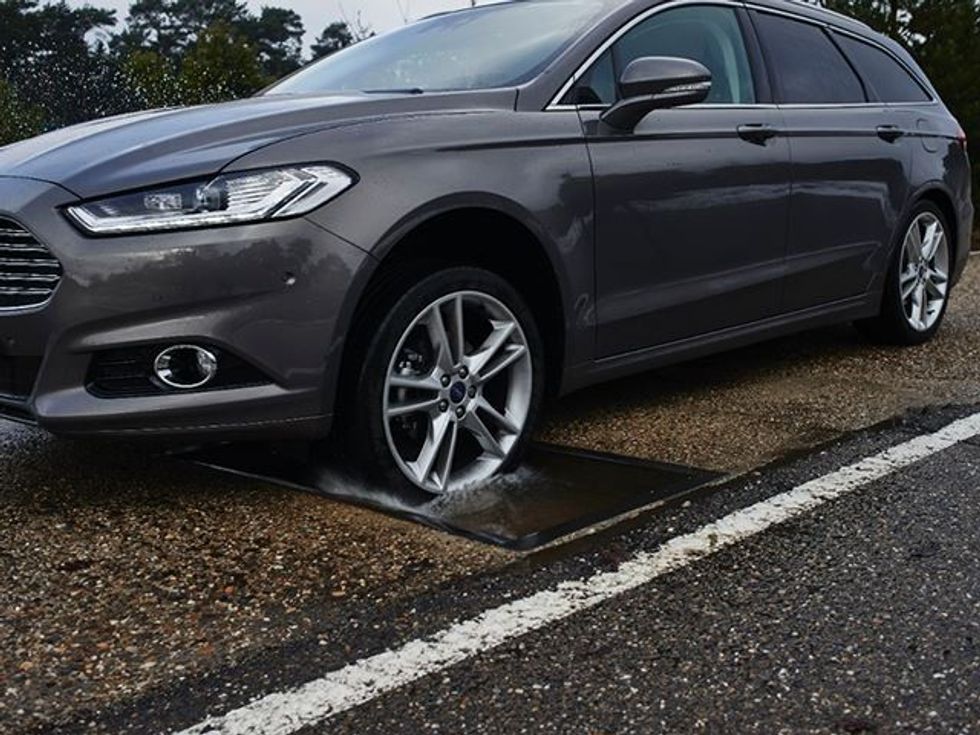 Ford teston veturën nëpër shtigje me gropa qe ta pergatise per rruget e demtuara foto 2