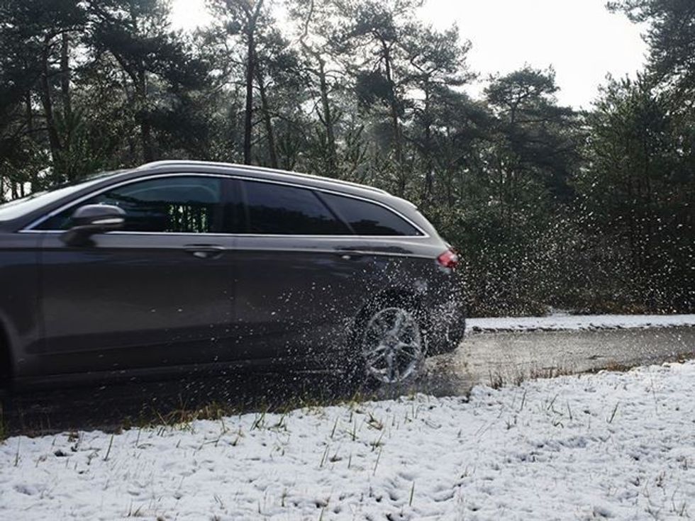 Ford teston veturën nëpër shtigje me gropa qe ta pergatise per rruget e demtuara foto 3