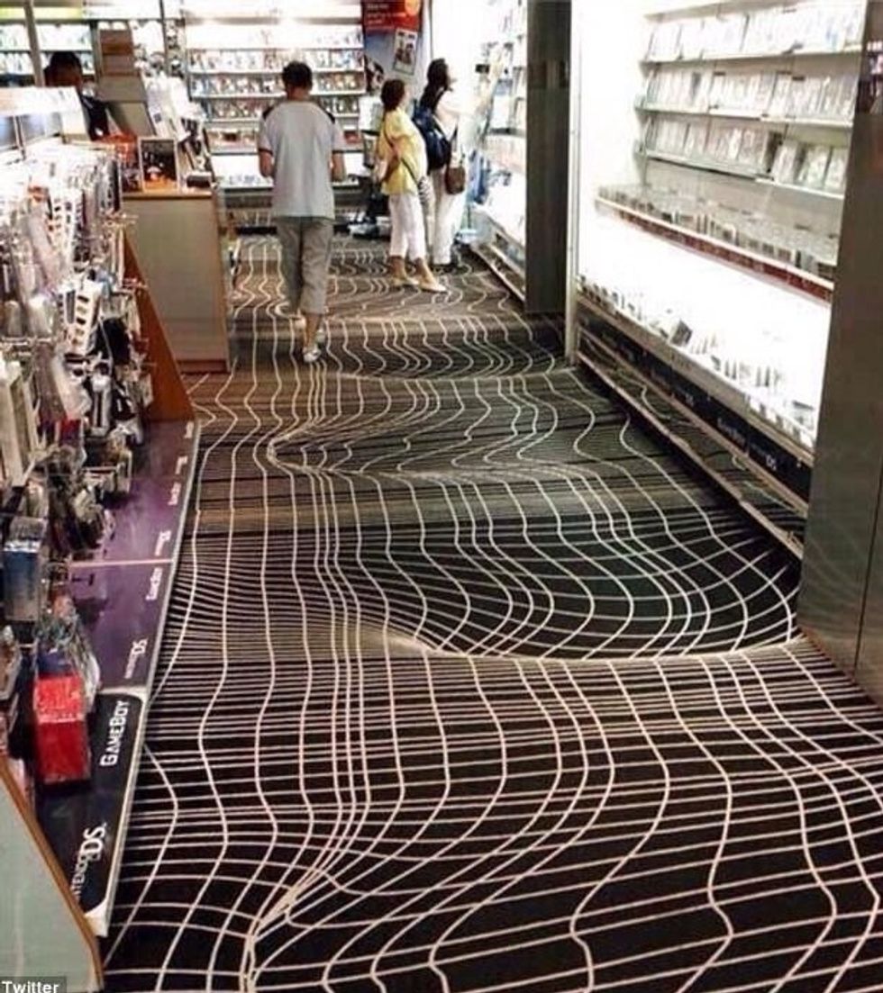 Forma tredimensionale e tepihut që duket sikur dyshemeja është me gropa foto 3