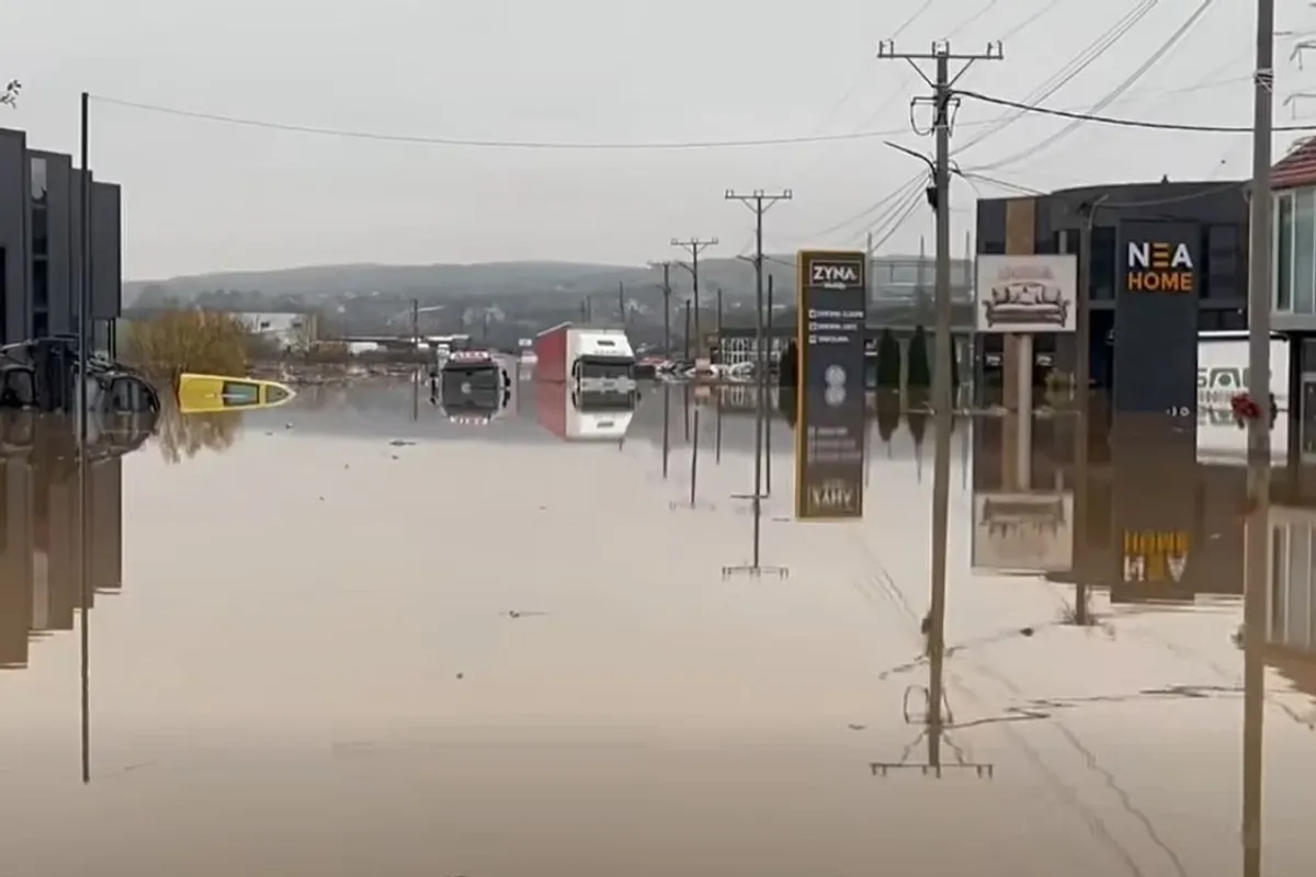 Mbyllet për qarkullim magjistralja Ferizaj–Gjilan, vërshohet sërish segmenti në fshatin në Sojevë Mbyllet për qarkullim magjistralja Ferizaj–Gjilan, vërshohet sërish segmenti në fshatin në Sojevë
