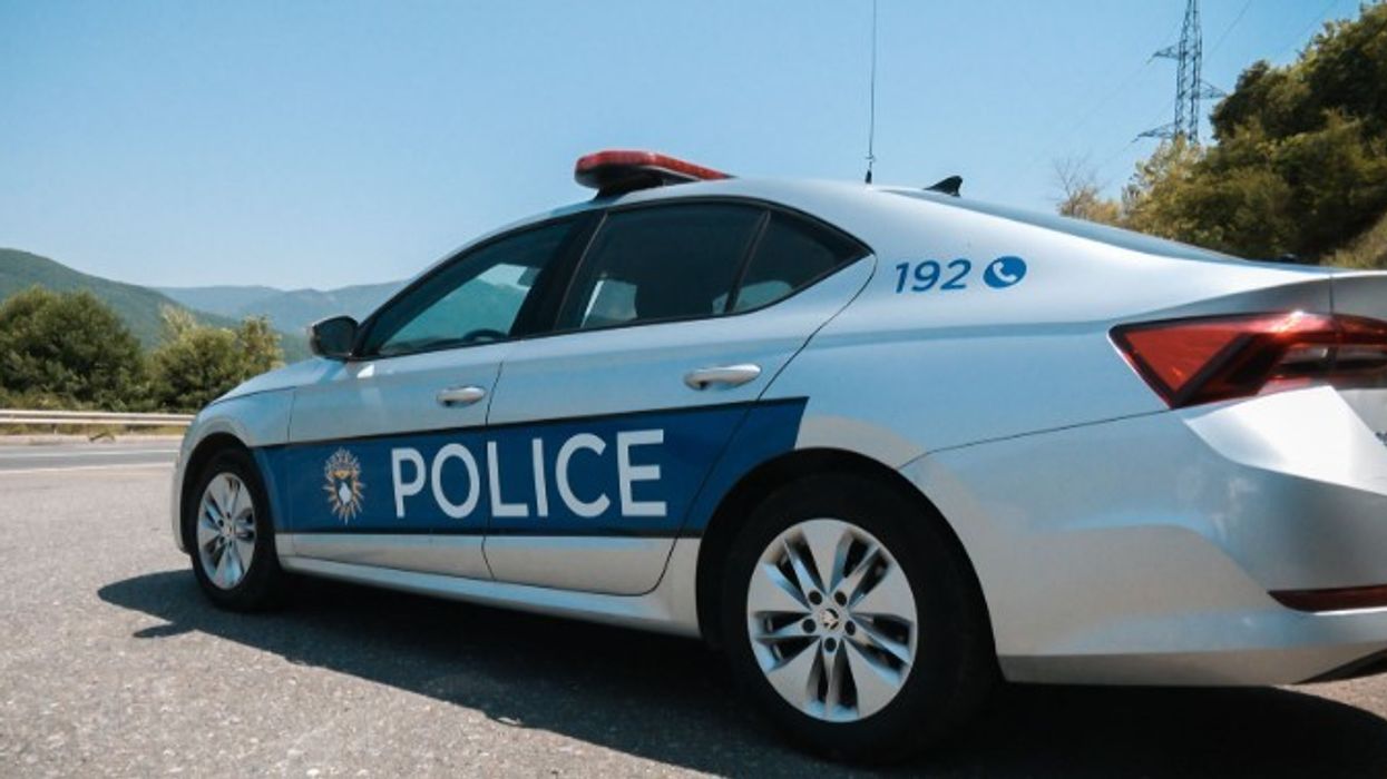 Policia në një auto-sallon në Lipjan gjen armë