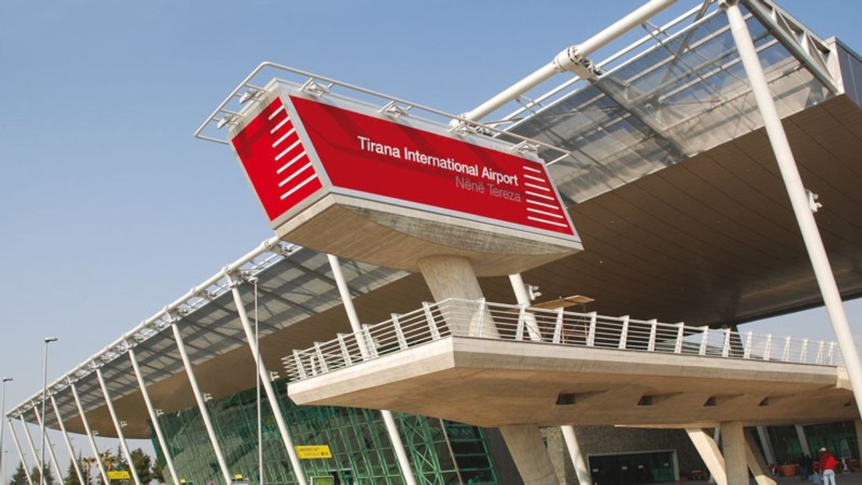 Rrahje fizike në aeroportin e Rinasit, 18 familjarë kërkuan të kalonin së bashku pa radhë