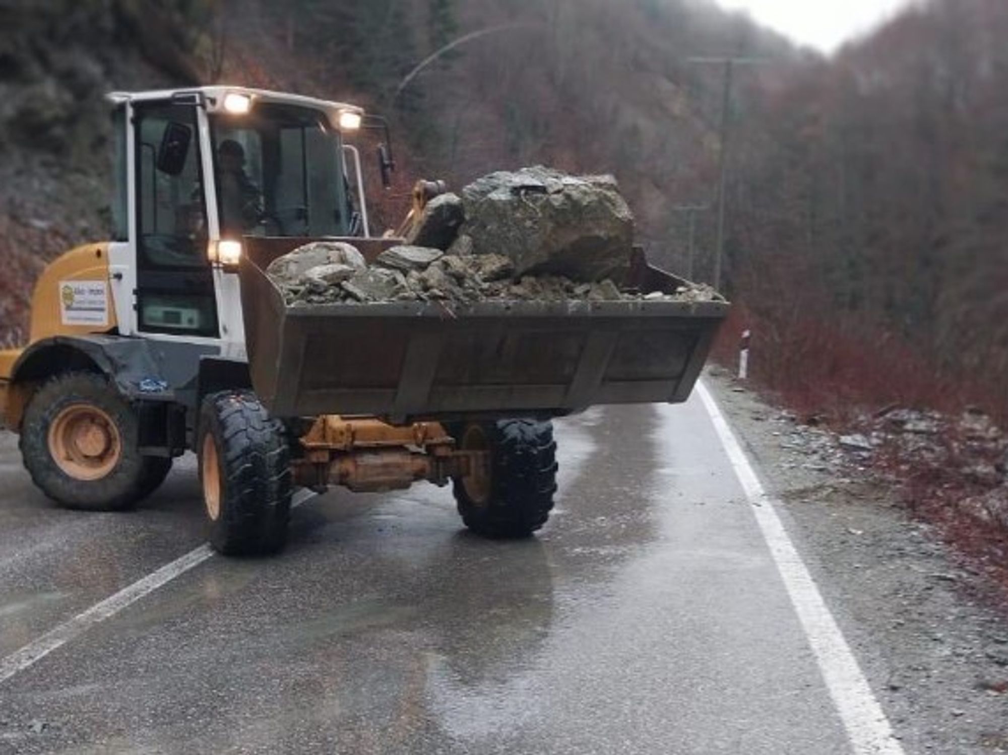 Grumbullim uji, rrëshqitje dheu – probleme në disa rrugë të Kosovës pas vërshimeve, Durmishi jep detaje Grumbullim uji, rrëshqitje dheu – probleme në disa rrugë të Kosovës pas vërshimeve, Durmishi jep detaje