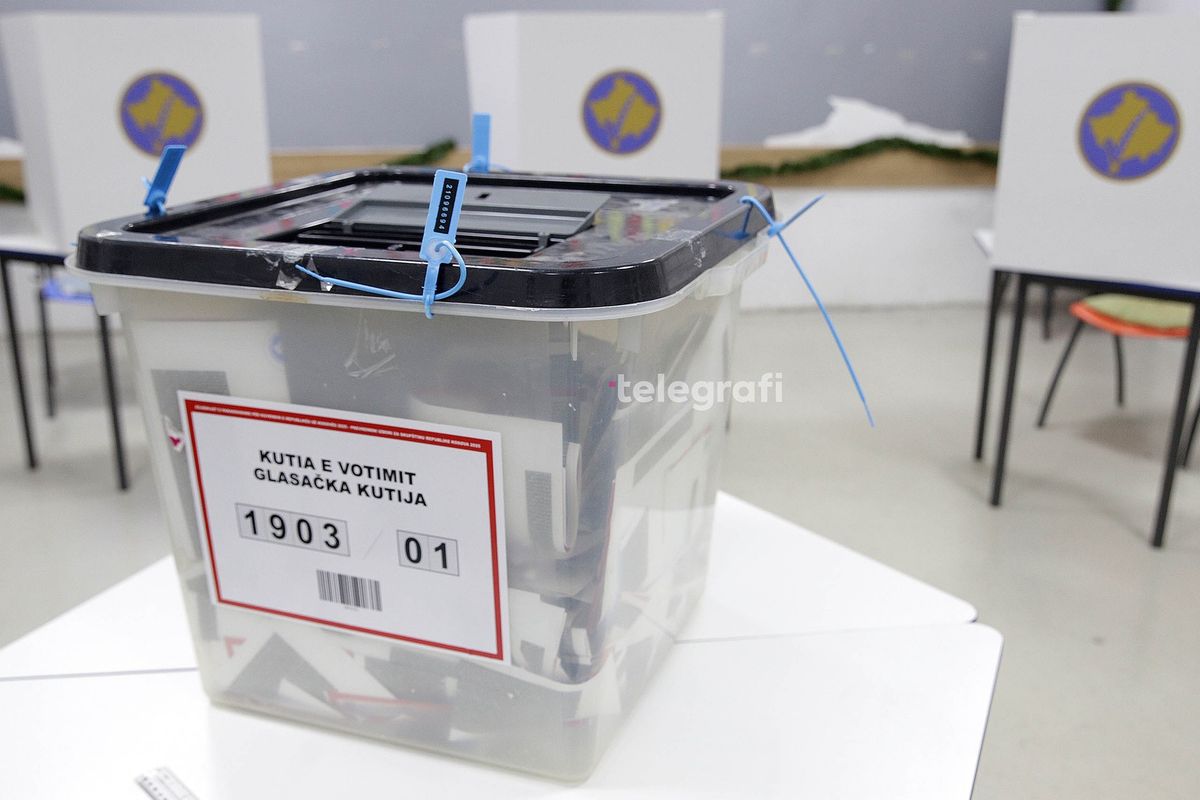 Masë paraqitjeje në stacion policor për 22 të dyshuarit për falsifikim të rezultateve të votimit në Gjakovë Masë paraqitjeje në stacion policor për 22 të dyshuarit për falsifikim të rezultateve të votimit në Gjakovë