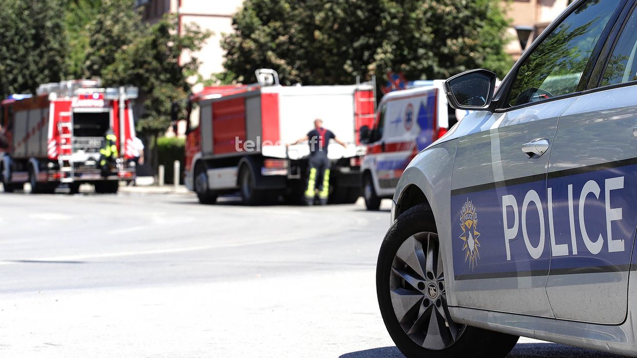 Digjen tri vetura, një kamion dhe një autobus - zjarr i madh në një servis në Pejë Digjen tri vetura, një kamion dhe një autobus - zjarr i madh në një servis në Pejë