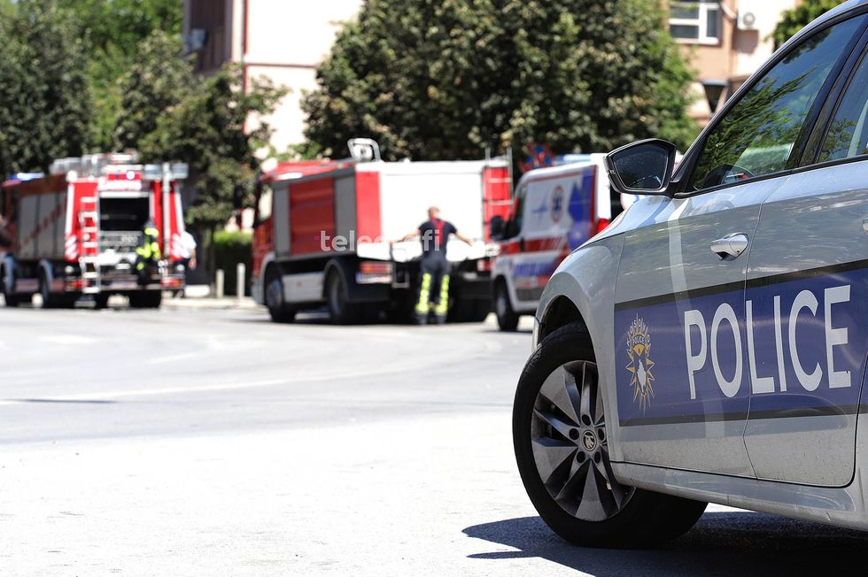 Digjen tri vetura, një kamion dhe një autobus - zjarr i madh në një servis në Pejë