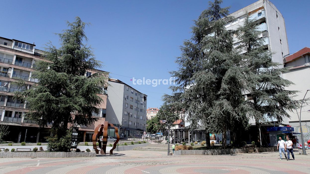 Kryetari dhe kryesuesi i Kuvendit të Mitrovicës veriore shoqërohen nga policia Kryetari dhe kryesuesi i Kuvendit të Mitrovicës veriore shoqërohen nga policia
