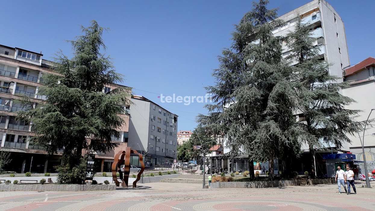 Kryetari dhe kryesuesi i Kuvendit të Mitrovicës veriore shoqërohen nga policia