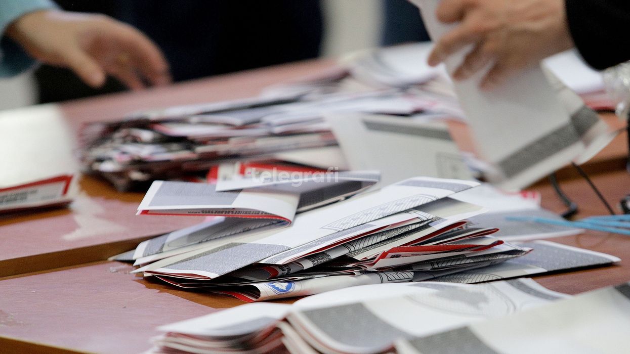Dëmtoi fletëvotimin dhe tentoi të votojë në emër të gruas së tij, policia nis hetimet për një qytetar në Shtime Dëmtoi fletëvotimin dhe tentoi të votojë në emër të gruas së tij, policia nis hetimet për një qytetar në Shtime