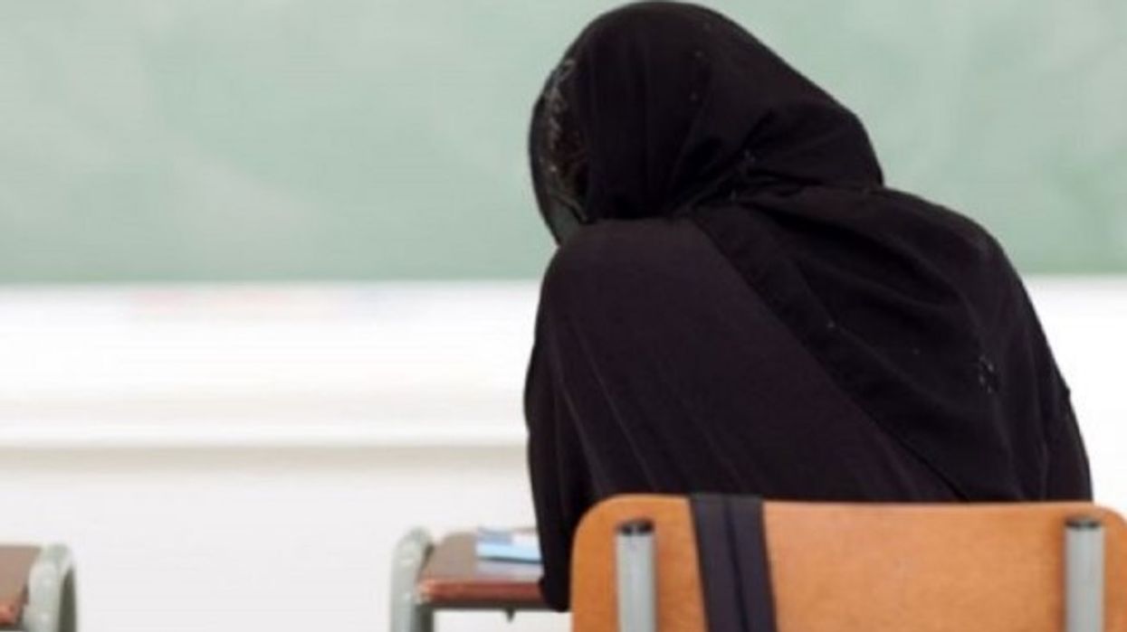 Zvicër: Parlamenti i kantonit St. Gallen miraton ndalimin e shamisë për arsimtaret - imamët shqiptarë reagojnë me nervozizëm Zvicër: Parlamenti i kantonit St. Gallen miraton ndalimin e shamisë për arsimtaret - imamët shqiptarë reagojnë me nervozizëm
