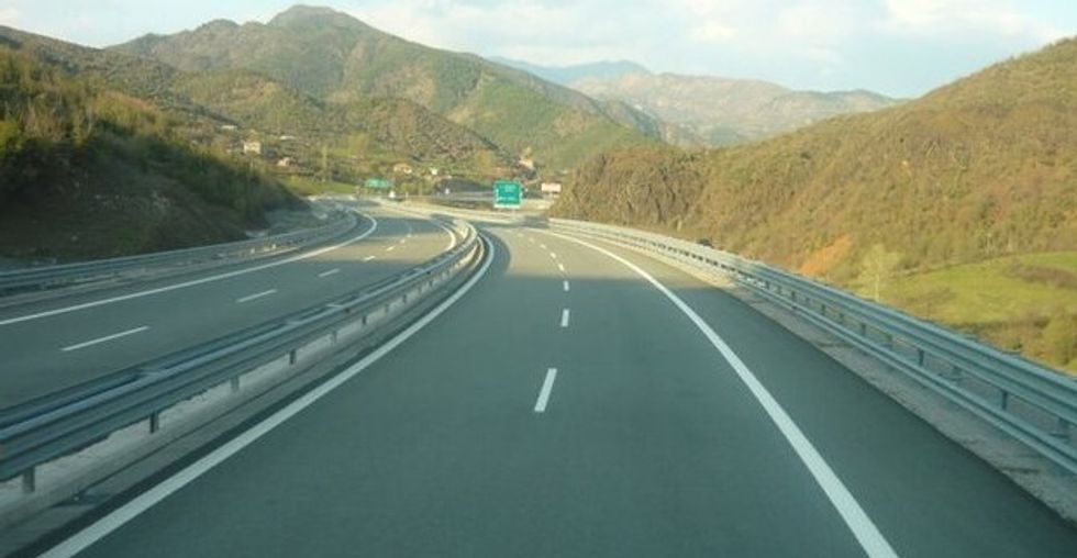Temperaturat 35 gradë, Ministria rikujton: Ndalohet qarkullimi në autoudhë i automjeteve me masë mbi 20 tonë