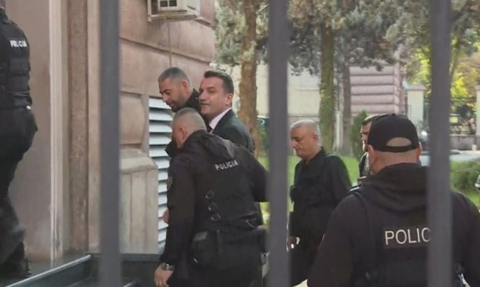 Mungojnë Veliaj dhe avokati, shtyhet seanca ndaj kryebashkiakut të Tiranës – avokati Ndreca gjobitet me 50 mijë lekë
