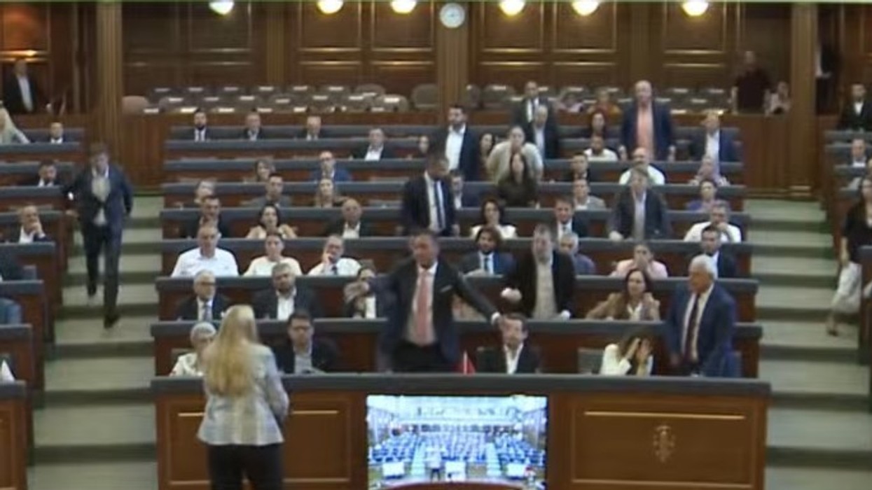 Ndërpritet seanca, nuk ka emër për kryeparlamentar – hidhen vezë në drejtim të Kurtit