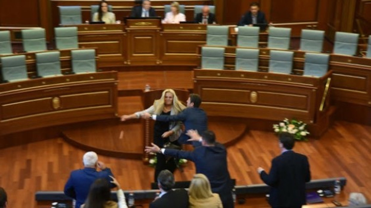 Ndërpritet seanca, nuk ka emër për kryeparlamentar - hidhen vezë në drejtim të Kurtit